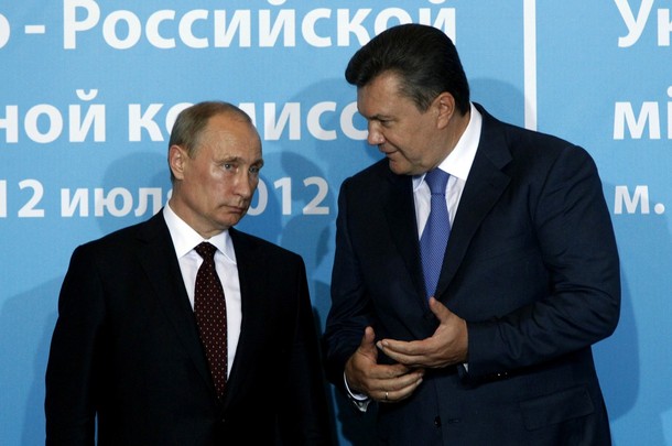 Президент России Владимир Путин (слева) и украинский президент Виктор Янукович,  Крым, 12 июля 2012 года