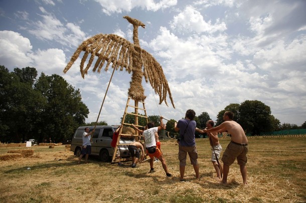 7-й солома лэнд-арт фестиваль в Осиек (7th Straw - Land Art Festival in Osijek), Хорватия, 15 июля 2012 года.