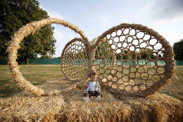 7-й солома лэнд-арт фестиваль в Осиек (7th Straw - Land Art Festival in Osijek), Хорватия, 15 июля 2012 года.