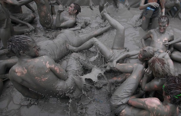 15-й Бореонг фестиваль грязи (Boryeong mud festival) на Тэчхон пляже в Бореонг, 15 июля 2012 года.