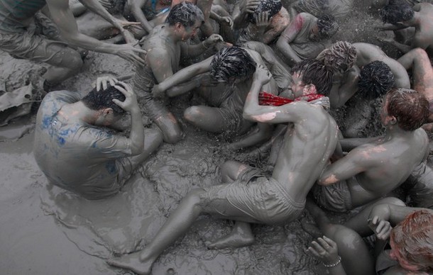 15-й Бореонг фестиваль грязи (Boryeong mud festival) на Тэчхон пляже в Бореонг, 15 июля 2012 года.