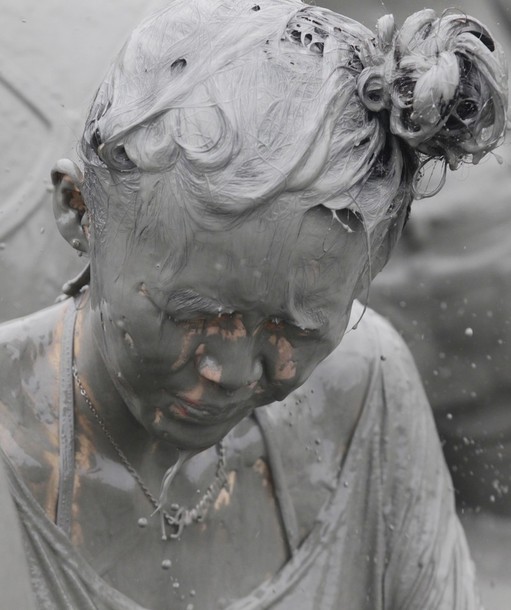 15-й Бореонг фестиваль грязи (Boryeong mud festival) на Тэчхон пляже в Бореонг, 15 июля 2012 года.