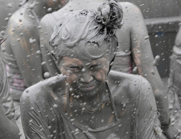 15-й Бореонг фестиваль грязи (Boryeong mud festival) на Тэчхон пляже в Бореонг, 15 июля 2012 года.