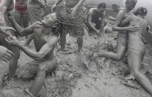 15-й Бореонг фестиваль грязи (Boryeong mud festival) на Тэчхон пляже в Бореонг, 15 июля 2012 года.