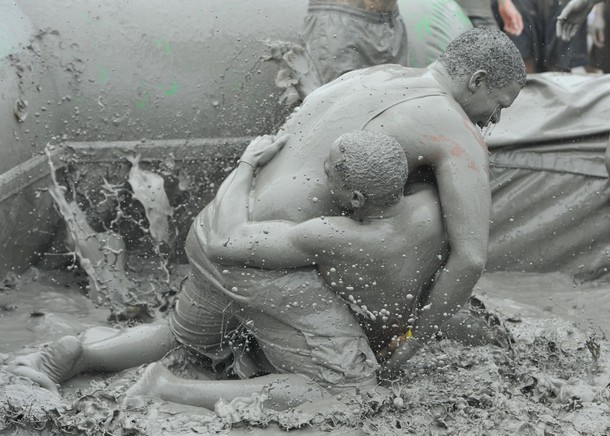 15-й Бореонг фестиваль грязи (Boryeong mud festival) на Тэчхон пляже в Бореонг, 15 июля 2012 года.