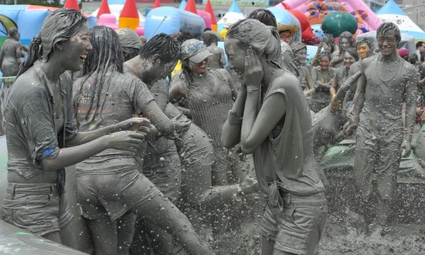 15-й Бореонг фестиваль грязи (Boryeong mud festival) на Тэчхон пляже в Бореонг, 15 июля 2012 года.