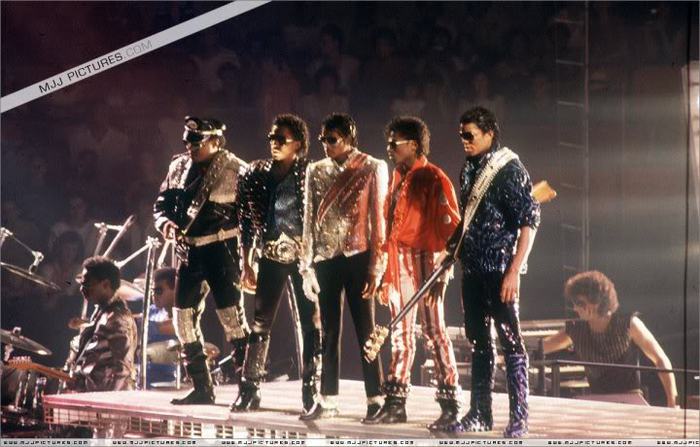 Jacksons-Victory-Tour-on-stage (700x447, 57Kb)