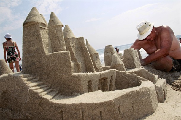 26-й ежегодный Нью-Джерси конкурс песочных замков (New Jersey Sandcastle Contest), на 18-Бич авеню в Белмар, Нью-Джерси, 18 июля 2012 года.