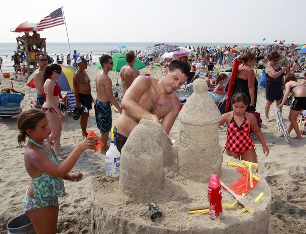 26-й ежегодный Нью-Джерси конкурс песочных замков (New Jersey Sandcastle Contest), на 18-Бич авеню в Белмар, Нью-Джерси, 18 июля 2012 года.