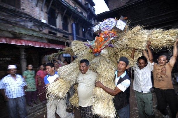 Праздник изгнания демонов 'Gathemangal' или Ghanta Karna в Бхактапур, Непал, 17 июля 2012 года