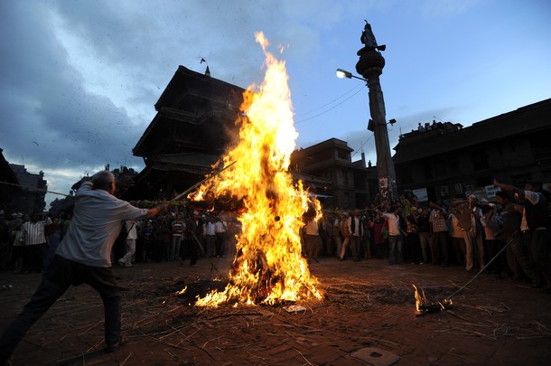 Праздник изгнания демонов 'Gathemangal' или Ghanta Karna в Бхактапур, Непал, 17 июля 2012 года