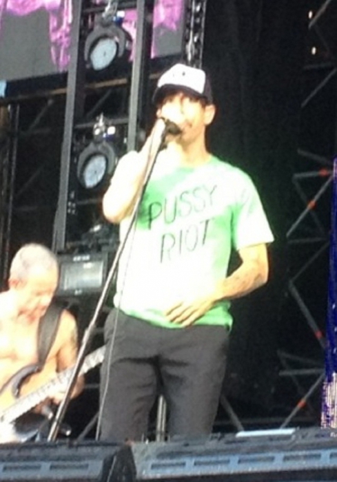 Вокалист рок-группы Red Hot Chili Peppers Энтони Кидис надел на концерт в Санкт-Петербурге футболку с надписью 'Pussy Riot', 20 июля 2012 года