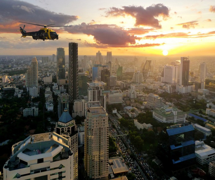 Вертолет пролетающий над Бангкоком (700x585, 119Kb)