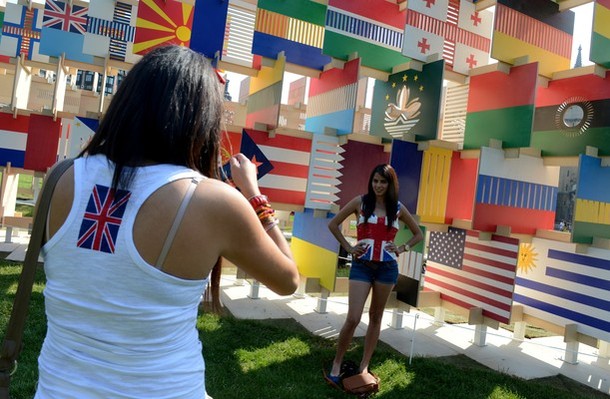 Арт-инсталляция, посвященная странам-участницам Олимпийских игр на Парламентской площади в центре Лондона, 26 июля 2012 года.