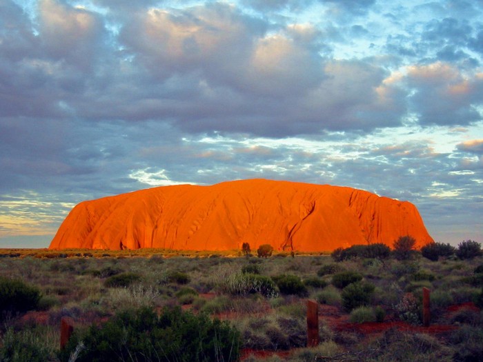 Лучшие достопримечательности Австралии - Красная скала Айерс Рок 2 (700x525, 82Kb)