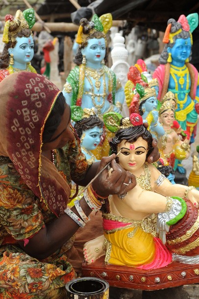 Накануне индусского фестиваля 'Джанмаштами' в Амритсаре, 8 августа 2012 года.