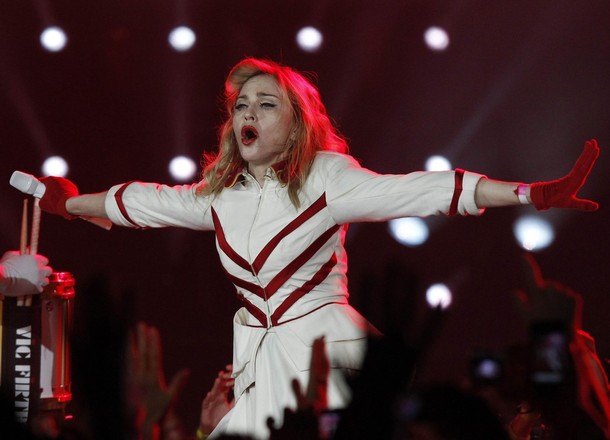 Мадонна выступает на сцене во время своего MDNA тура в Санкт-Петербурге, 09 августа 2012 года.