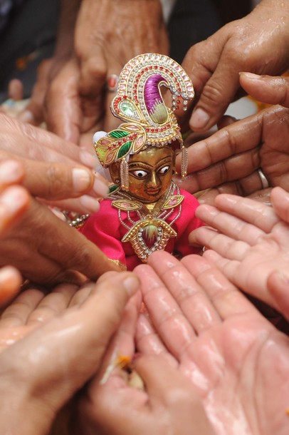 Джанмаштами фестиваль знаменующий рождение индуистского бога Кришны, Амритсар, Индия, 10 августа 2012 года.