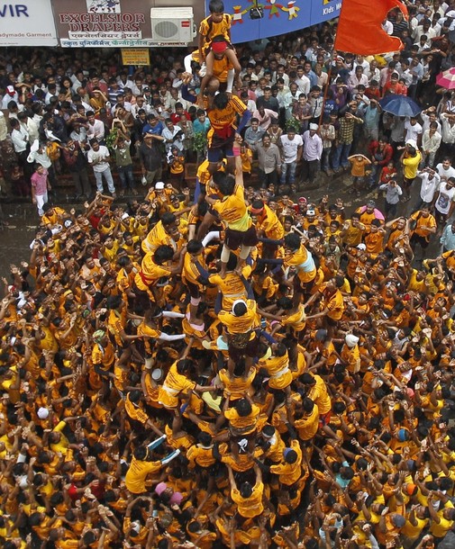 Джанмаштами фестиваль знаменующий рождение индуистского бога Кришны, Мумбаи, Индия, 10 августа 2012 года.