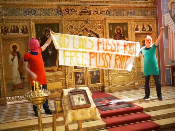 'Сочувствующие' Pussy Riot забрались на амвон православного храма, Вена, Австрия, 15 августа 2012 года