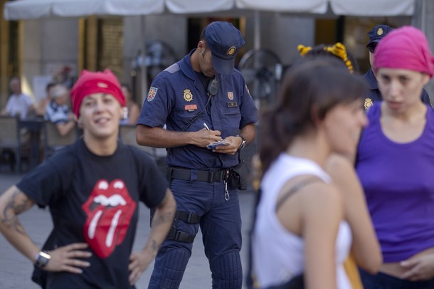 Демонстранты во время акции протеста перед министерством иностранных дел Испании в Мадриде, 16 августа 2012 года.