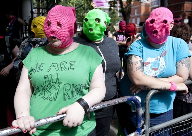 Сторонники протеста 'Pussy Riot' у посольства России в Лондоне, 17 августа 2012 года