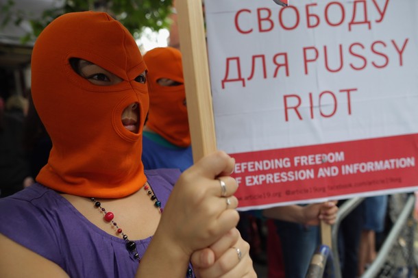 Сторонники протеста 'Pussy Riot' у посольства России в Лондоне, 17 августа 2012 года