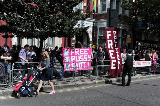 Сторонники протеста 'Pussy Riot' у посольства России в Лондоне, 17 августа 2012 года