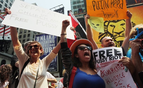 Демонстрации перед русским консульством в поддержку русской панк-группы 'Pussy Riot' в Лондоне на Таймс-сквер, 17 августа 2012 года