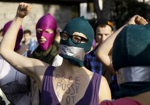 Демонстрации сторонников панк-группы 'Pussy Riot' в центре Варшавы, Польша, 17 августа 2012 года