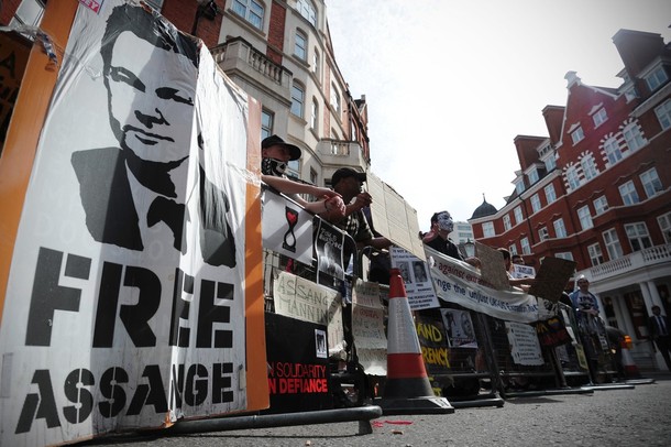 Основатель Wikileaks Джулиан Ассанж обратился к прессе и сторонникам с балкона посольства Эквадора в Лондоне, 19 августа 2012 года