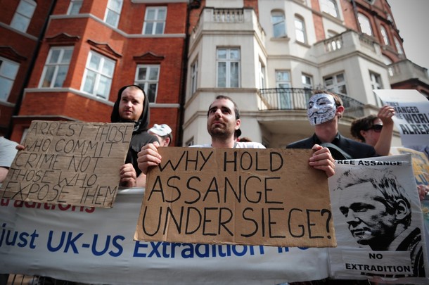 Основатель Wikileaks Джулиан Ассанж обратился к прессе и сторонникам с балкона посольства Эквадора в Лондоне, 19 августа 2012 года