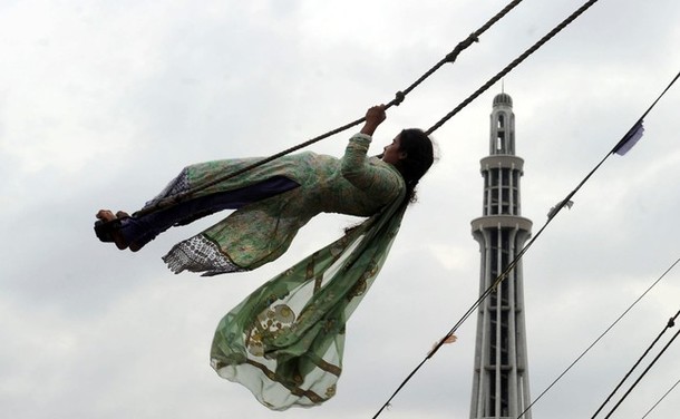 Последний день религиозного праздника Ид аль-Фитр в Лахоре, 22 августа 2012 года.
