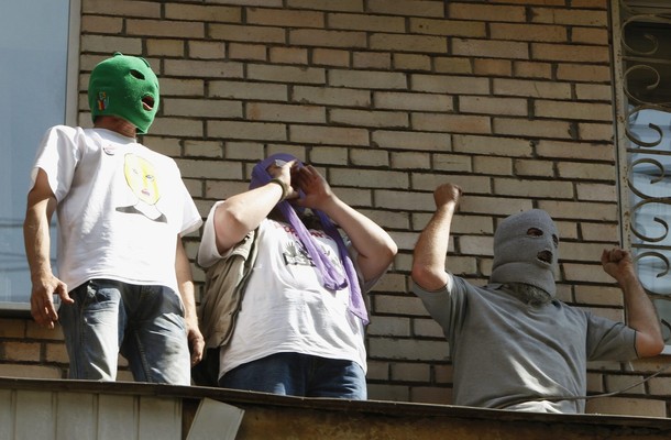 Протест сторонников женской панк-группы 'Pussy Riot'  на балконе возле здания суда Москвы, 03 августа 2012 года