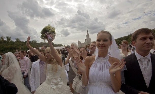 Парад невест на Воробьвых горах, Москва, 25 августа 2012 года