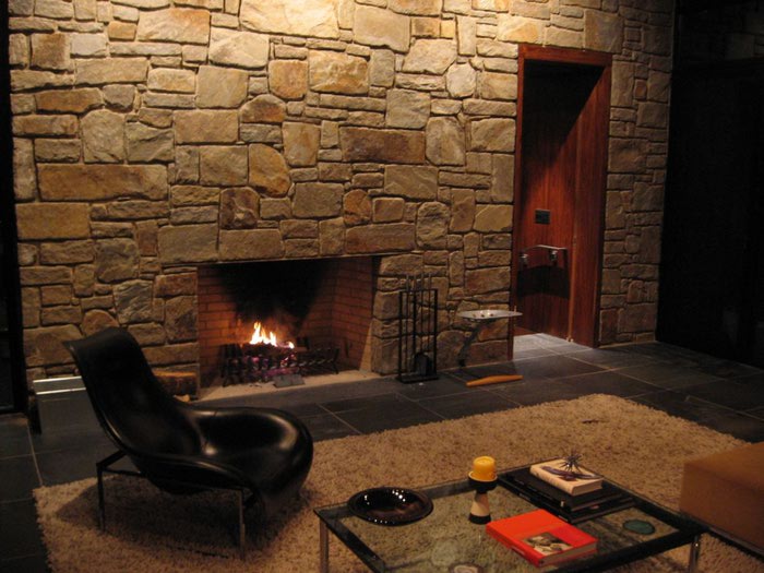 Mountain-house-interior-design-with-stone-fireplace (700x525, 72Kb)