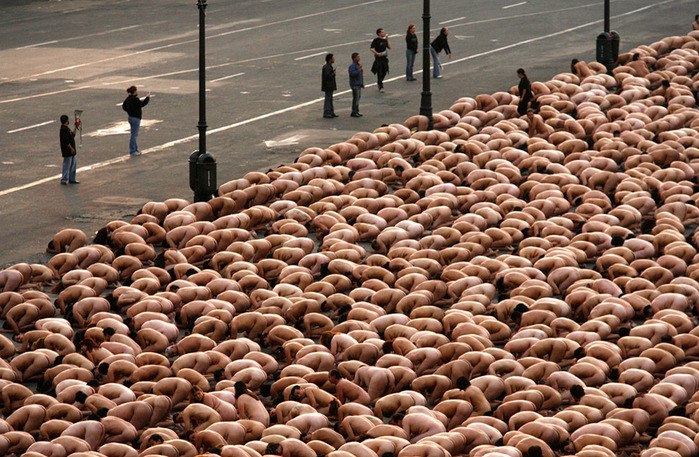 2447247_Spencer_Tunick (700x457, 190Kb)