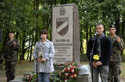Латыши установили памятник эссесовцам