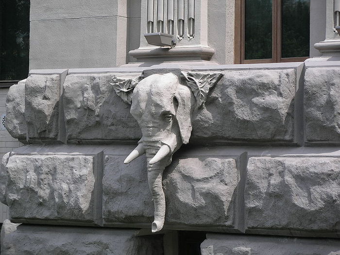800px-Elephant_on_House_with_Chimaeras (700x525, 89Kb)