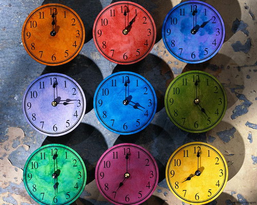 столичное время - разноцветные настенные часы (500x400, 81Kb)
