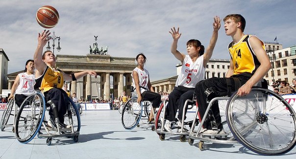 инвалиды-на-колясках-играют-в-баскетбол (604x325, 66Kb)