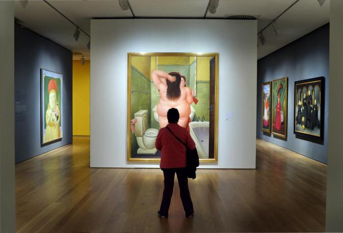Посетители выставки Celebration смотрят на работы Фернандо Ботеро