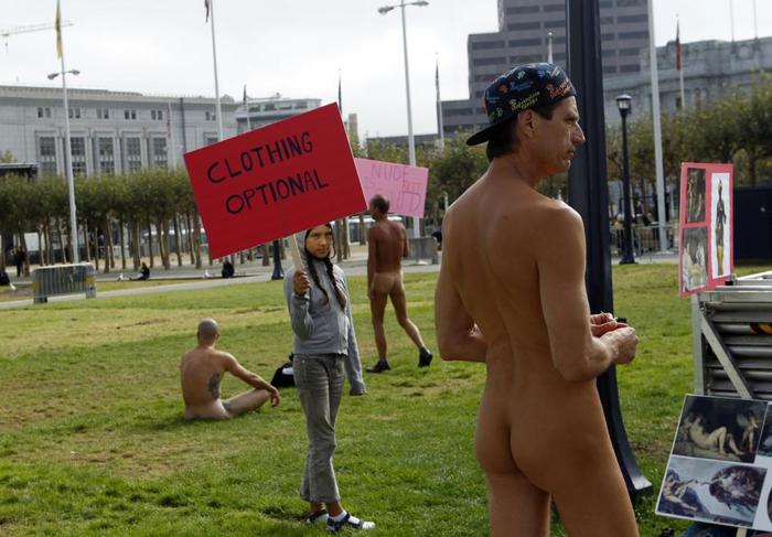 Акция нудистов в центре Сан-Франциско