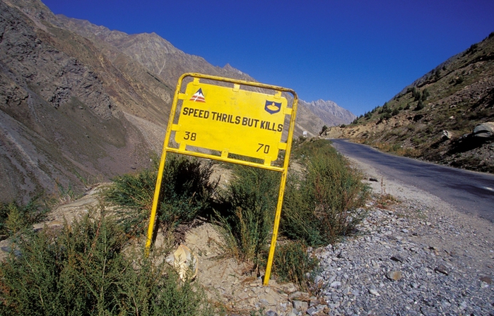 «На этом участке аварии запрещены». Необычные дорожные знаки в Гималаях