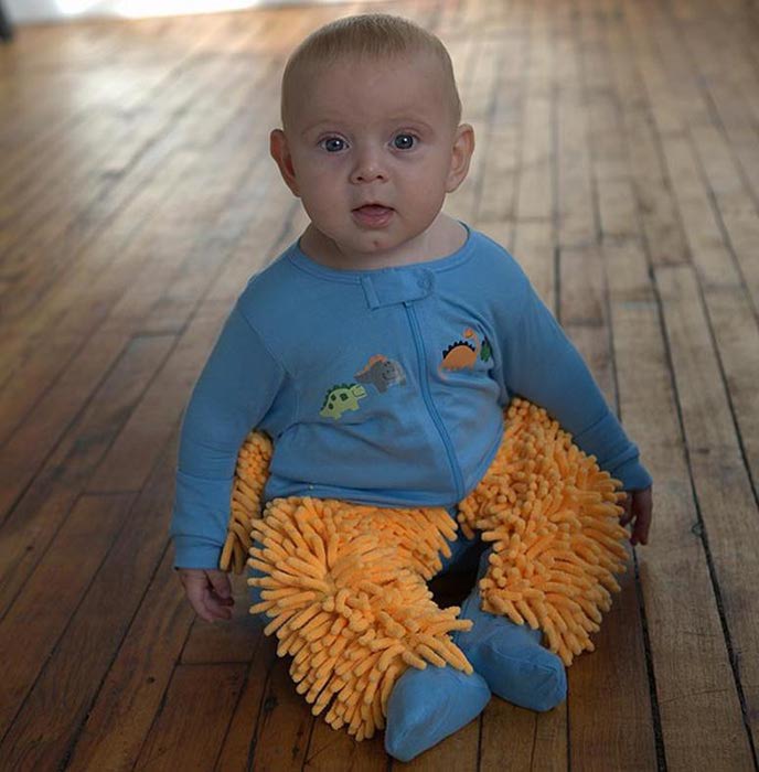 Детский костюмчик-швабра изобретен в США. Фотографии