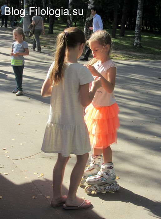 Две маленькие девочки в парке. Одна из них на роликах  (515x700, 63Kb)