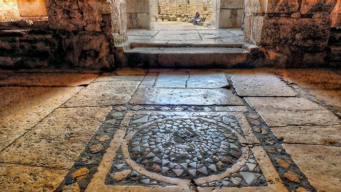 мозаичный узор рядом с алтарем в церкви Николая Угодника в Демре/3673959_4 (700x394, 222Kb)