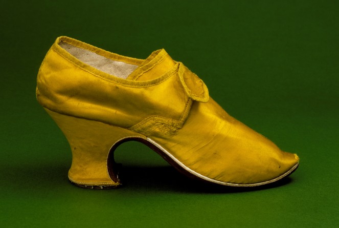 3085196_Womans_yellow_silk_shoes_1760s663x445 (663x445, 46Kb)