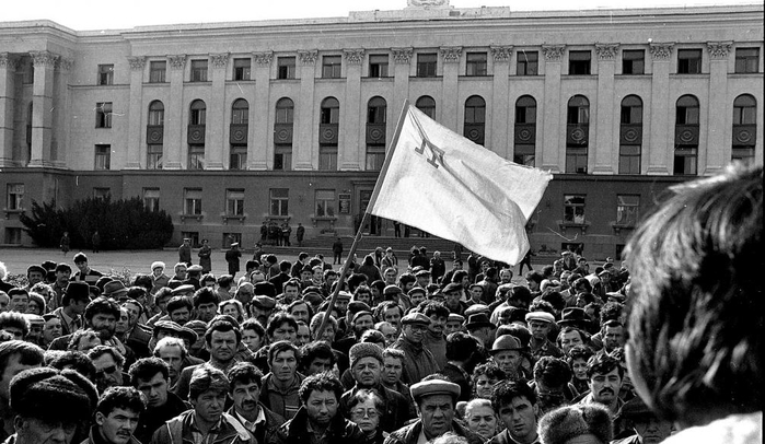 Голодовка крымских татар на площади Ленина в Симферополе 3 ar5 (700x406, 217Kb)