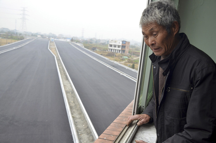 Фотографии домов посреди дороги в Китае